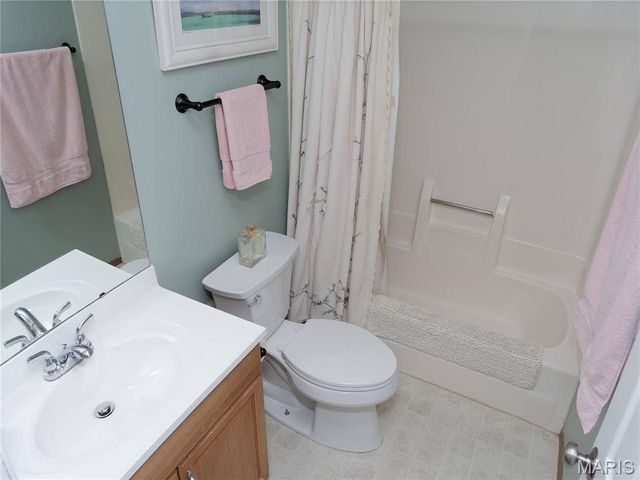 1233 Newport Landing Drive, Fenton, MO 63026