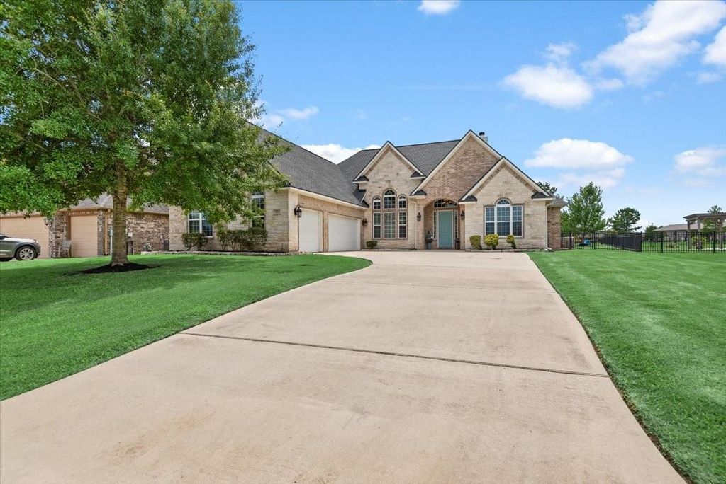 231 N Waterstone Drive, Montgomery, TX 77356