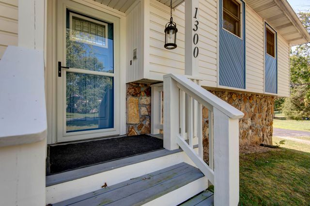 1300 E Bain Street, Ozark, MO 65721