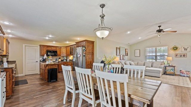 11074 Iris Road, Neosho, MO 64850