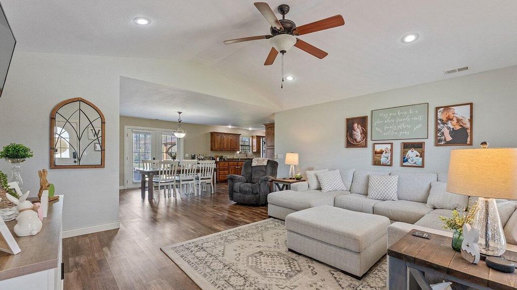 11074 Iris Road, Neosho, MO 64850