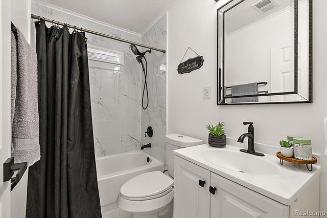 21625 Trombly Street, Saint Clair Shores, MI 48080