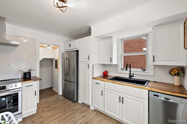 21625 Trombly Street, Saint Clair Shores, MI 48080