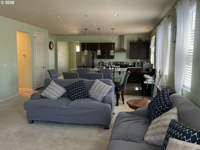 1525 N River Alder St, Portland, OR 97086