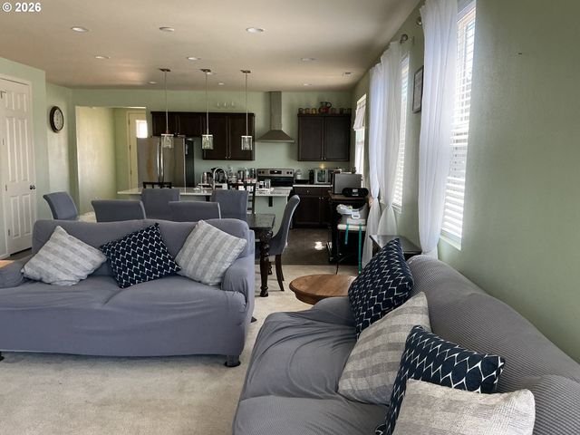 1525 N River Alder St, Portland, OR 97086