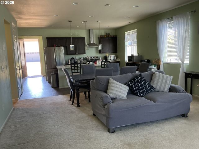 1525 N River Alder St, Portland, OR 97086