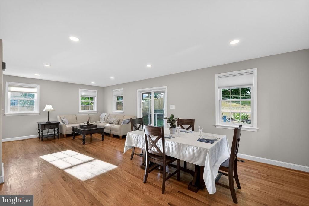 Image 10 of property listing at 1724 DUBLIN DR, Silver Spring, MD 20902