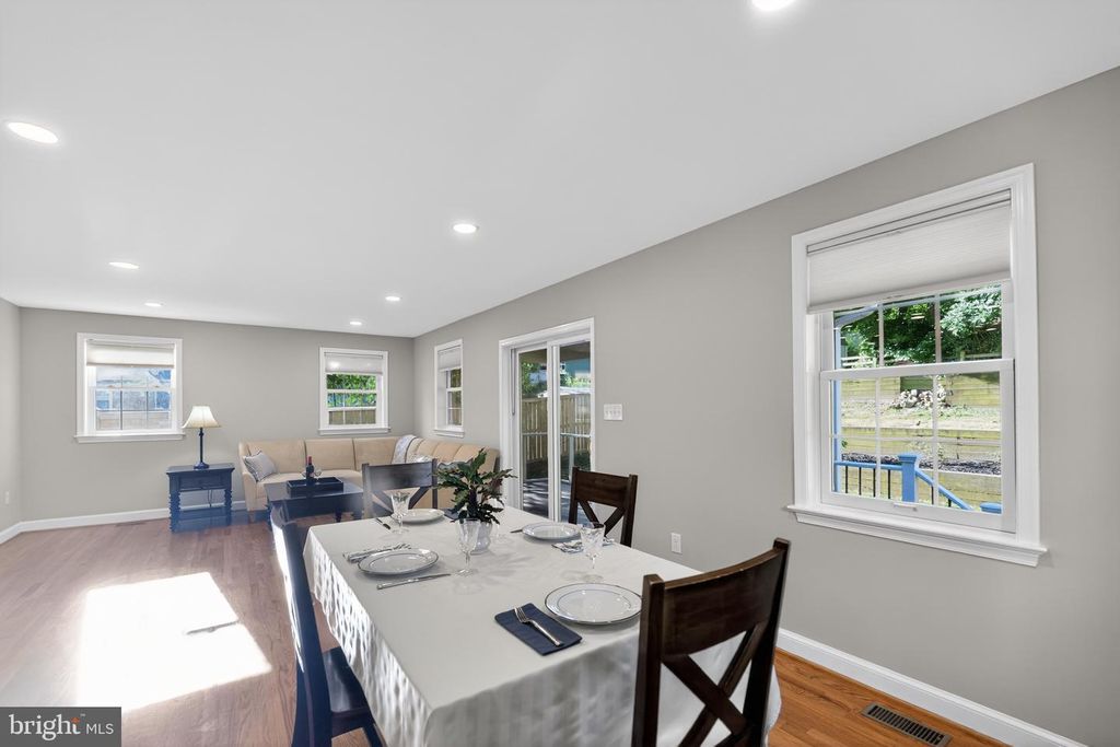 Image 11 of property listing at 1724 DUBLIN DR, Silver Spring, MD 20902