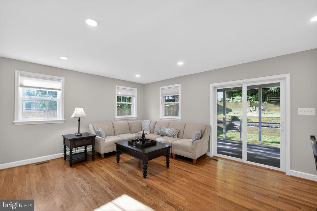 Image 12 of property listing at 1724 DUBLIN DR, Silver Spring, MD 20902
