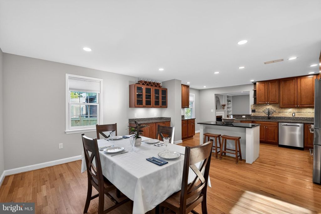 Image 13 of property listing at 1724 DUBLIN DR, Silver Spring, MD 20902
