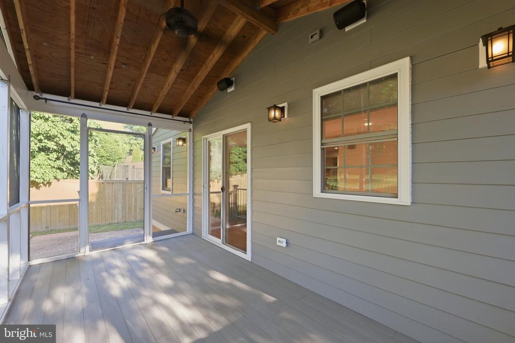 Image 17 of property listing at 1724 DUBLIN DR, Silver Spring, MD 20902