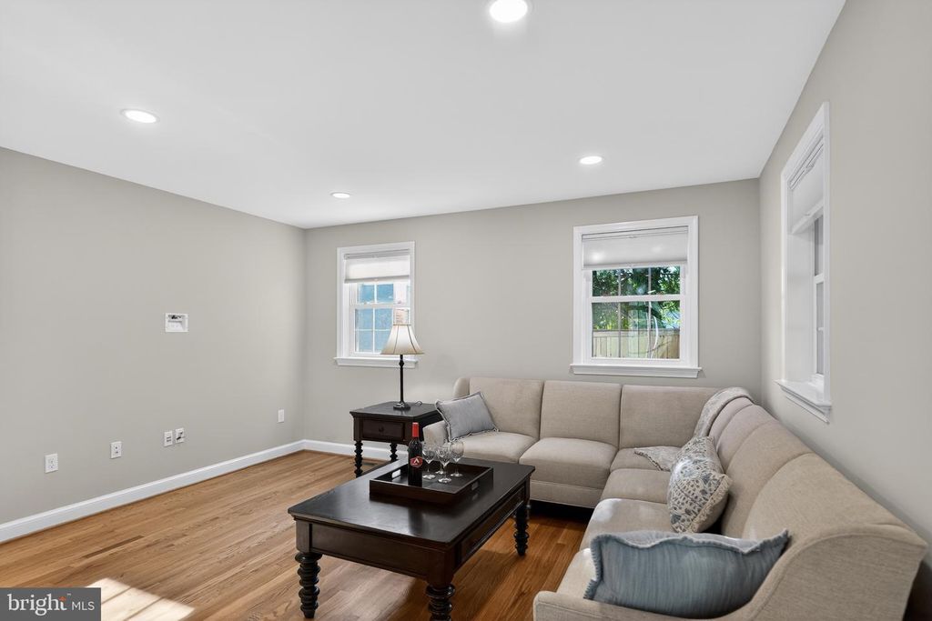 Image 19 of property listing at 1724 DUBLIN DR, Silver Spring, MD 20902