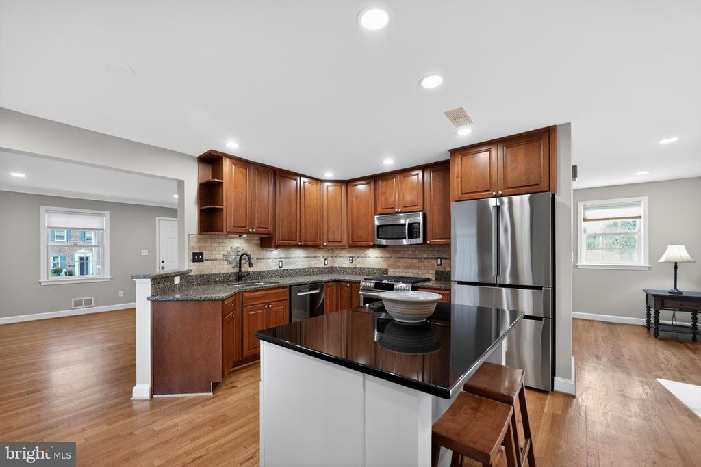 Image 2 of property listing at 1724 DUBLIN DR, Silver Spring, MD 20902
