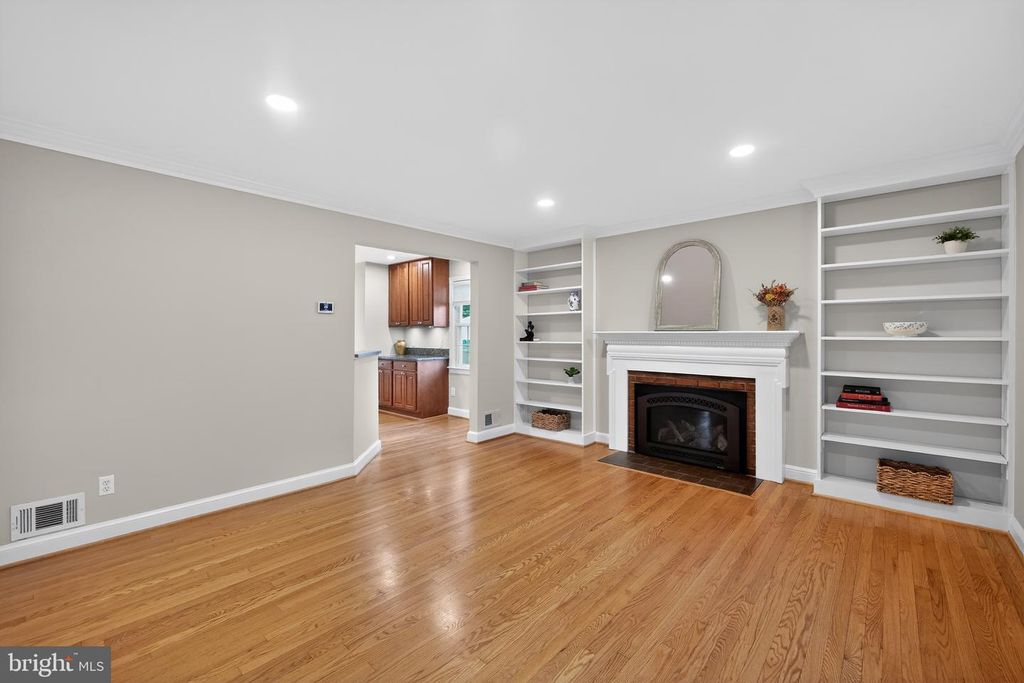Image 21 of property listing at 1724 DUBLIN DR, Silver Spring, MD 20902