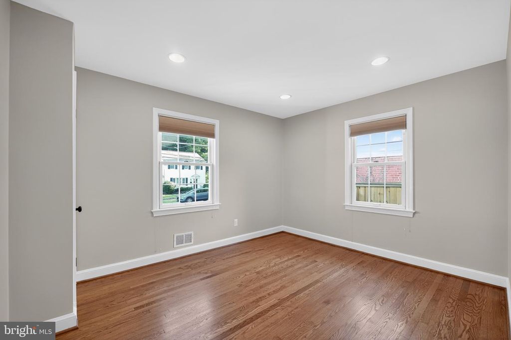 Image 27 of property listing at 1724 DUBLIN DR, Silver Spring, MD 20902