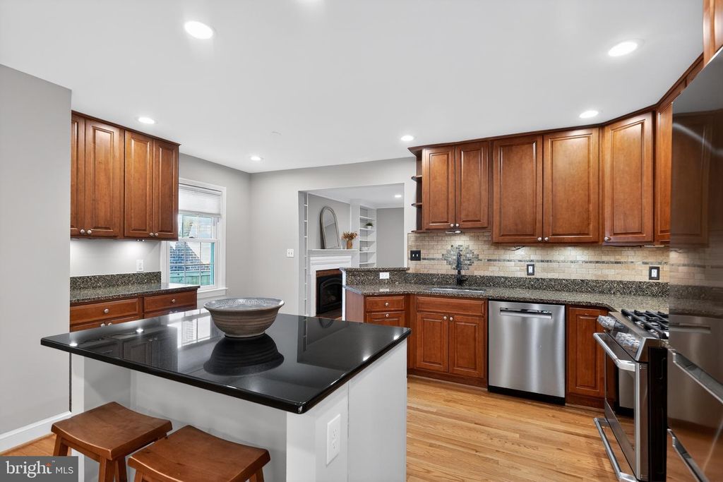 Image 3 of property listing at 1724 DUBLIN DR, Silver Spring, MD 20902