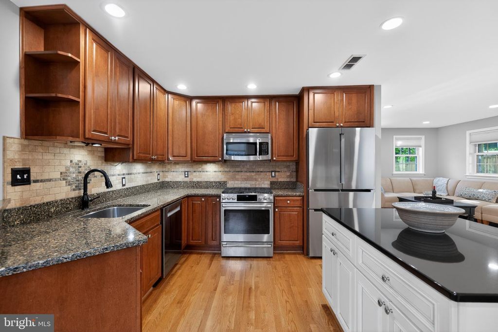 Image 4 of property listing at 1724 DUBLIN DR, Silver Spring, MD 20902