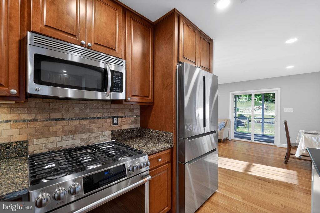Image 5 of property listing at 1724 DUBLIN DR, Silver Spring, MD 20902