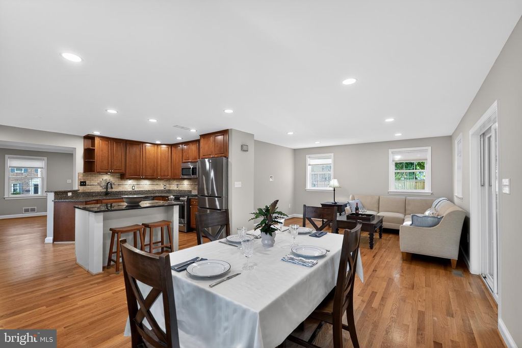 Image 6 of property listing at 1724 DUBLIN DR, Silver Spring, MD 20902