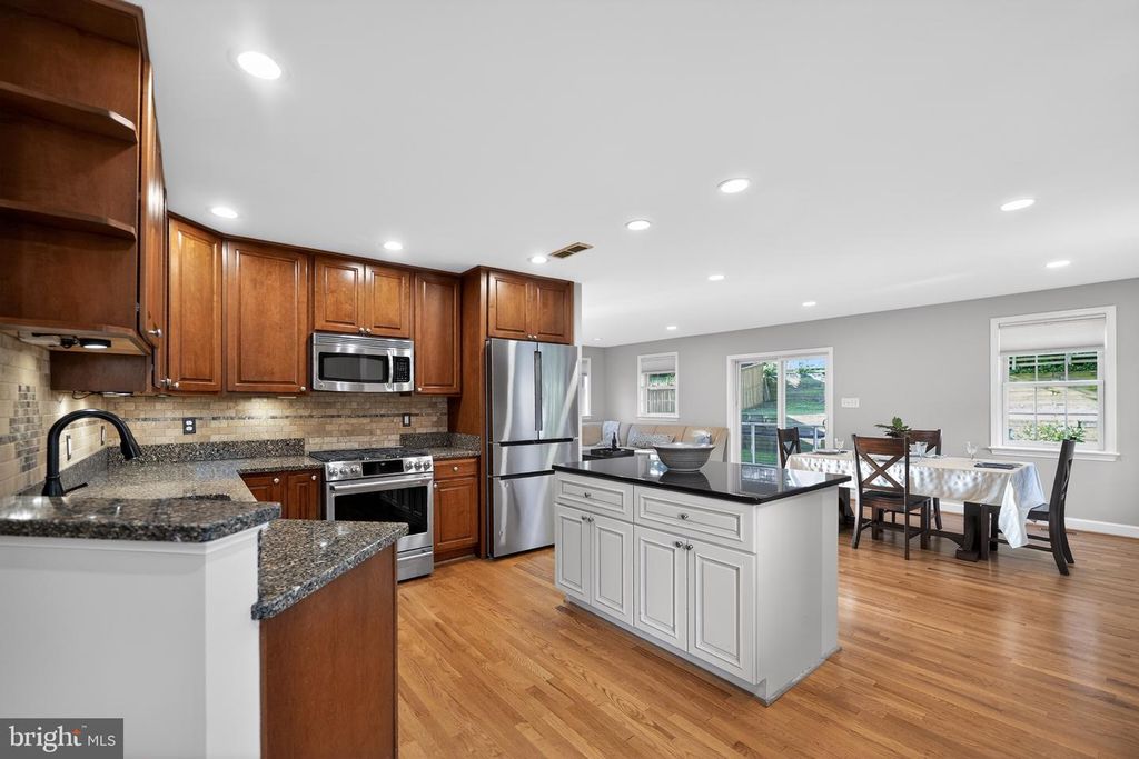 Image 7 of property listing at 1724 DUBLIN DR, Silver Spring, MD 20902