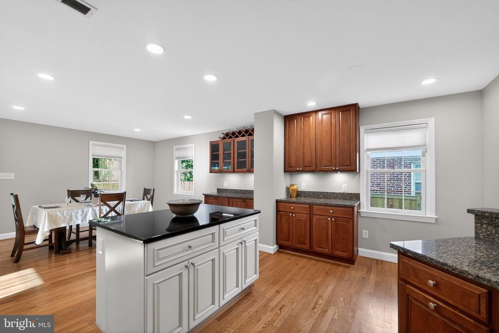 Image 8 of property listing at 1724 DUBLIN DR, Silver Spring, MD 20902