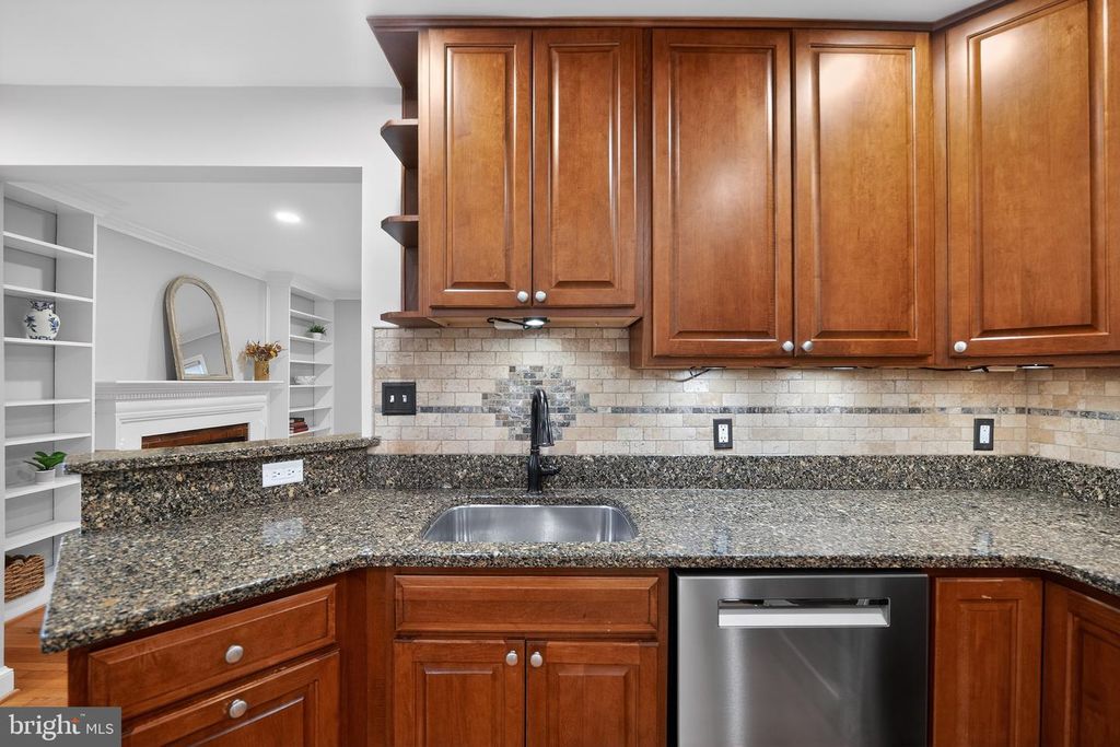 Image 9 of property listing at 1724 DUBLIN DR, Silver Spring, MD 20902