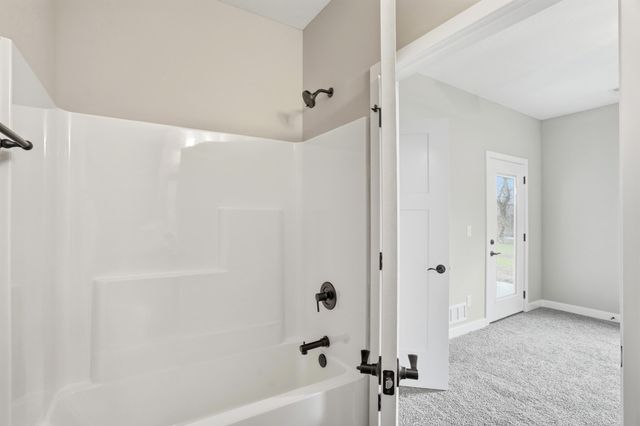 1048 STONEHAVEN DR, Boonville, MO 65233