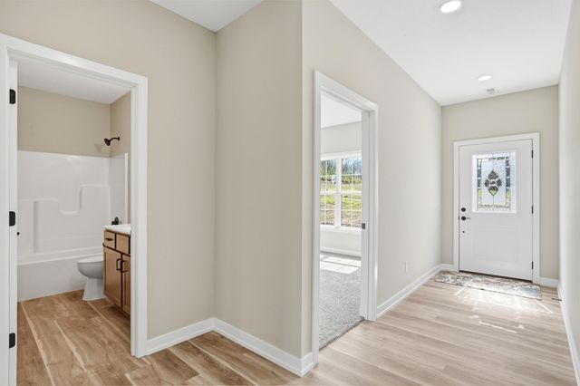 1048 STONEHAVEN DR, Boonville, MO 65233