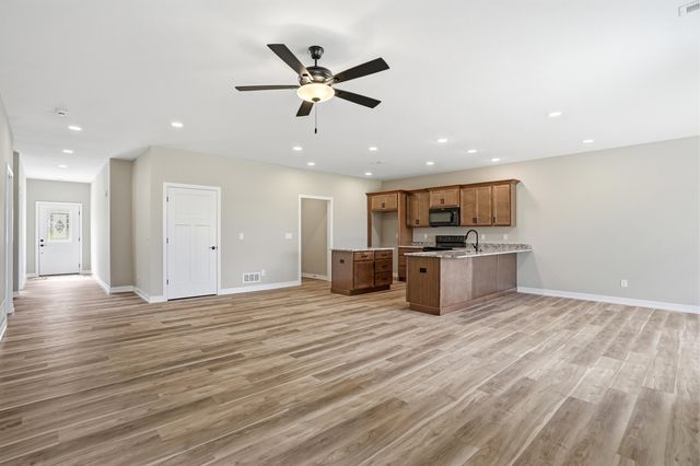 1048 STONEHAVEN DR, Boonville, MO 65233