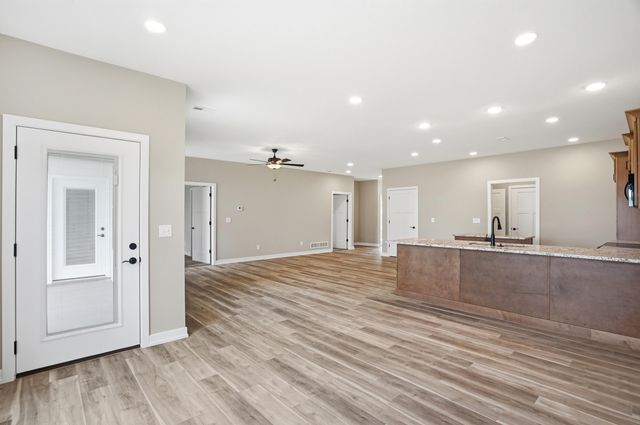 1048 STONEHAVEN DR, Boonville, MO 65233