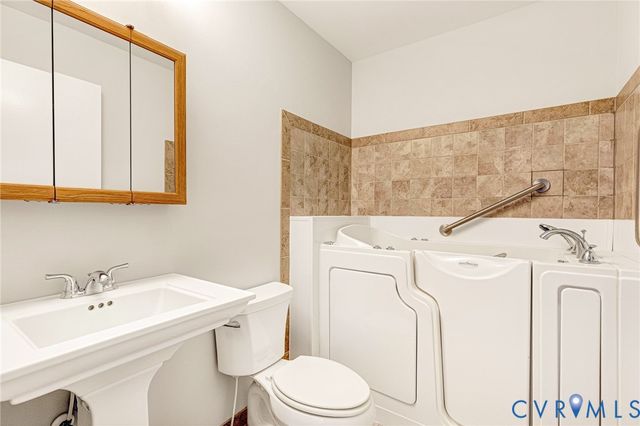 319 Lake Caroline Dr, Ruther Glen, VA 22546