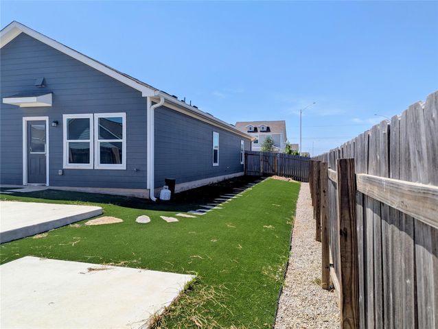 1112 Minnow LN, Bastrop, TX 78602