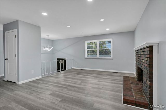 1371 McKelvey Road, Maryland Heights, MO 63043