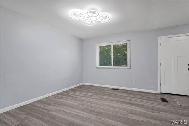 1371 McKelvey Road, Maryland Heights, MO 63043