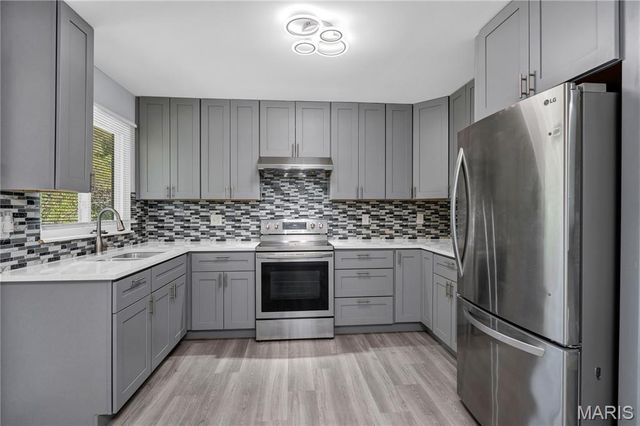 1371 McKelvey Road, Maryland Heights, MO 63043