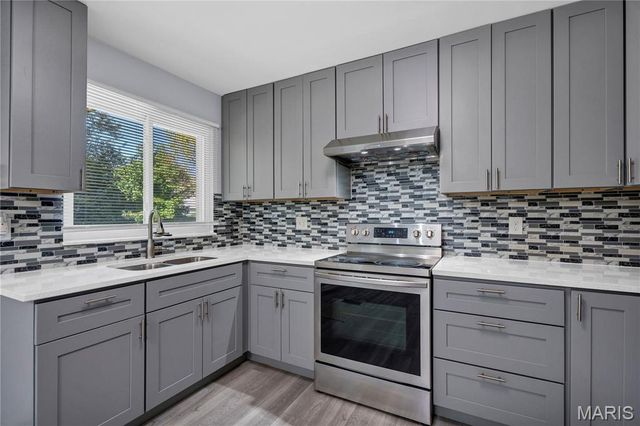 1371 McKelvey Road, Maryland Heights, MO 63043