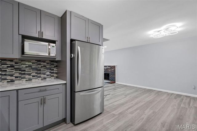 1371 McKelvey Road, Maryland Heights, MO 63043