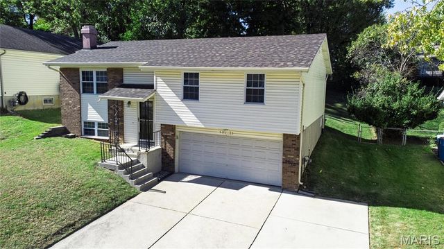 1371 McKelvey Road, Maryland Heights, MO 63043