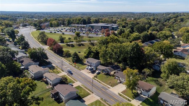 1371 McKelvey Road, Maryland Heights, MO 63043