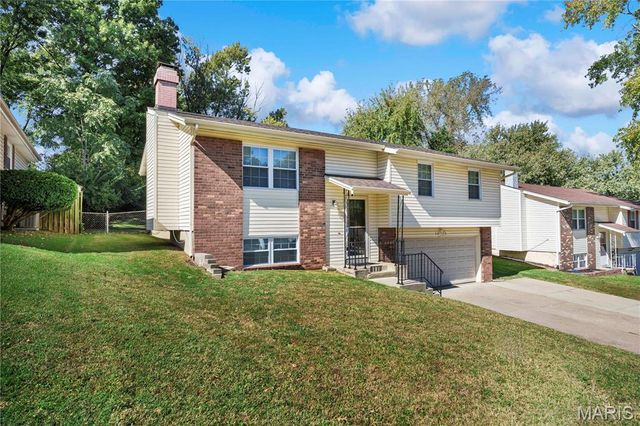 1371 McKelvey Road, Maryland Heights, MO 63043