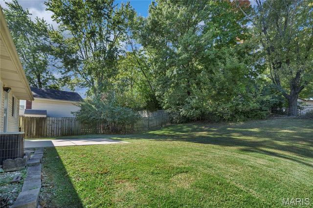 1371 McKelvey Road, Maryland Heights, MO 63043