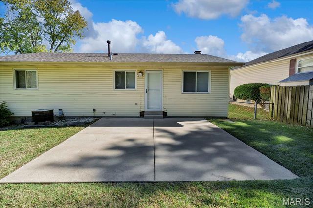 1371 McKelvey Road, Maryland Heights, MO 63043