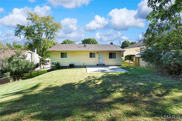 1371 McKelvey Road, Maryland Heights, MO 63043