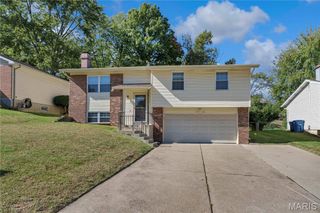 1371 McKelvey Road, Maryland Heights, MO 63043