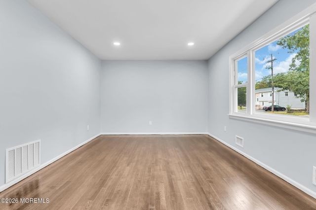 652 Berkeley Avenue, Beachwood, NJ 08722