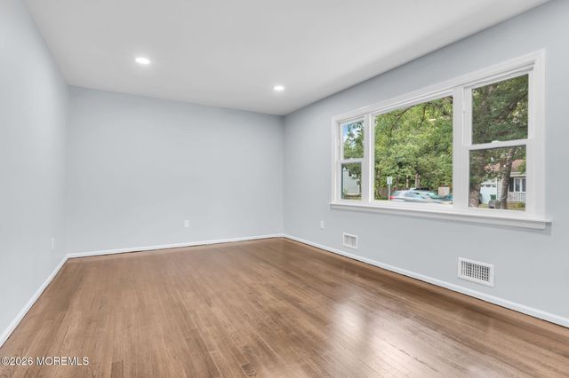652 Berkeley Avenue, Beachwood, NJ 08722