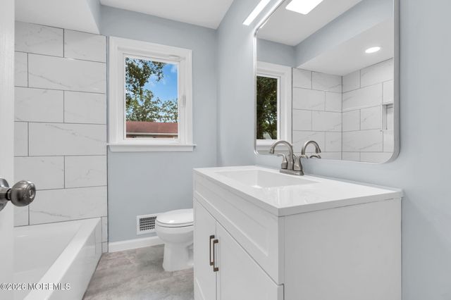 652 Berkeley Avenue, Beachwood, NJ 08722