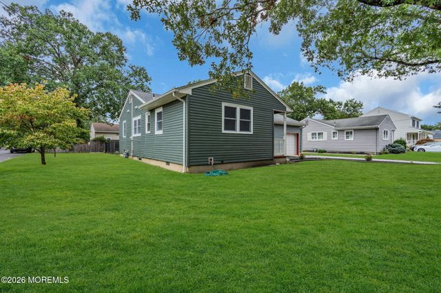 652 Berkeley Avenue, Beachwood, NJ 08722
