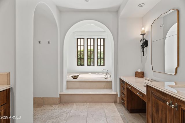 4949 E LINCOLN Drive 16, Paradise Valley, AZ 85253