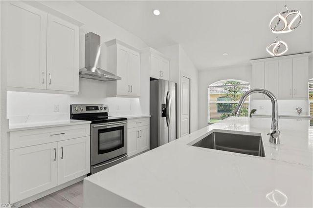 2050 Terrazzo LN, Naples, FL 34104